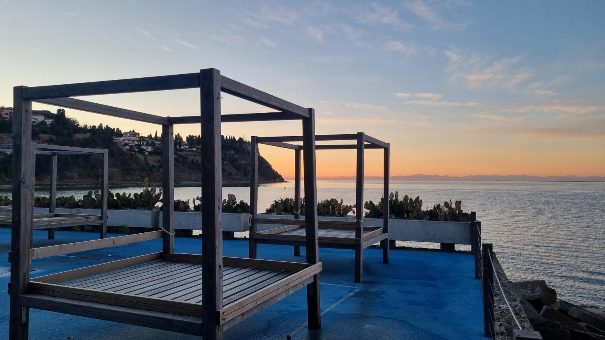 Piran Beach House - Private Oasis - Beachfront Apartment With A Sea View Terrace Exterior foto