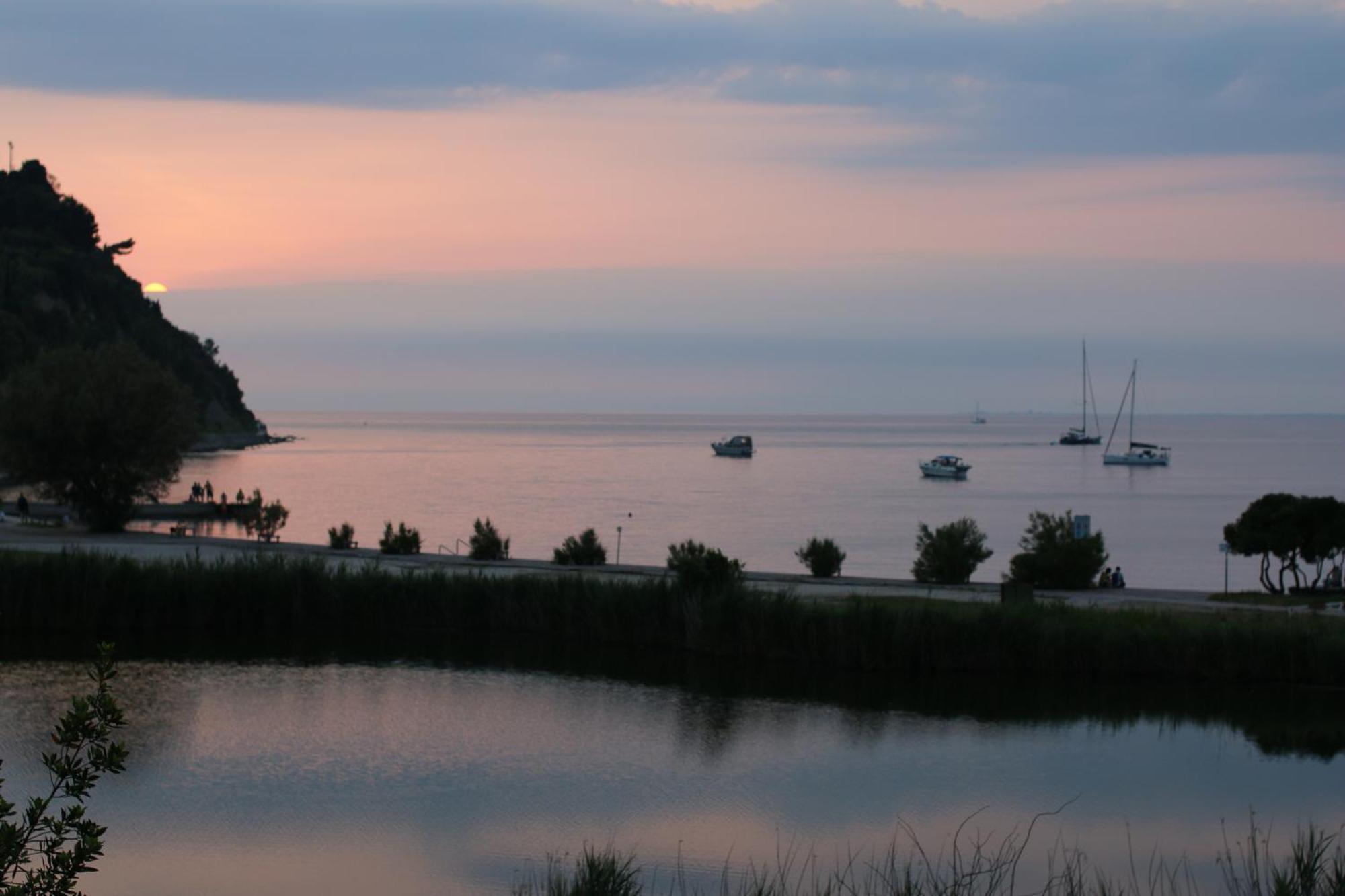 Piran Beach House - Private Oasis - Beachfront Apartment With A Sea View Terrace Exterior foto